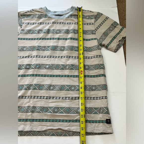 Patterned Short Sleeve Men's Tee - Picture 8 of 8